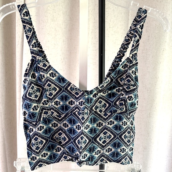 Hollister 2 piece shorts and top set - Picture 2 of 6